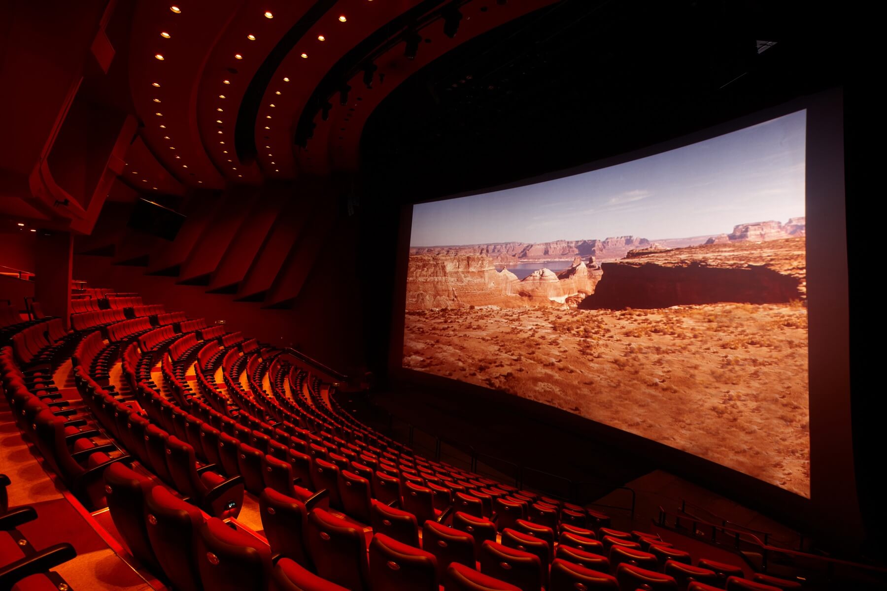 IMAX Theatre. Большой экран в кинотеатре. Самый большой кинотеатр в мире. Самый большой кинозал в мире.