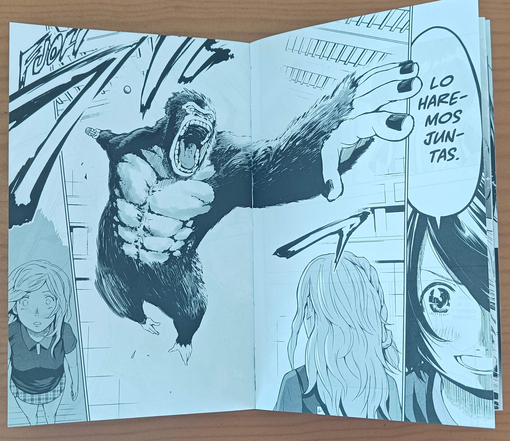 Reseña de Ping Kong n.º 1 | Lo normal: la escena épica típica del shonen en la que un personaje despierta de su letargo y lo da todo acaba con un gorila apunto de hacer un mate frente a una estudiante de secundaira.