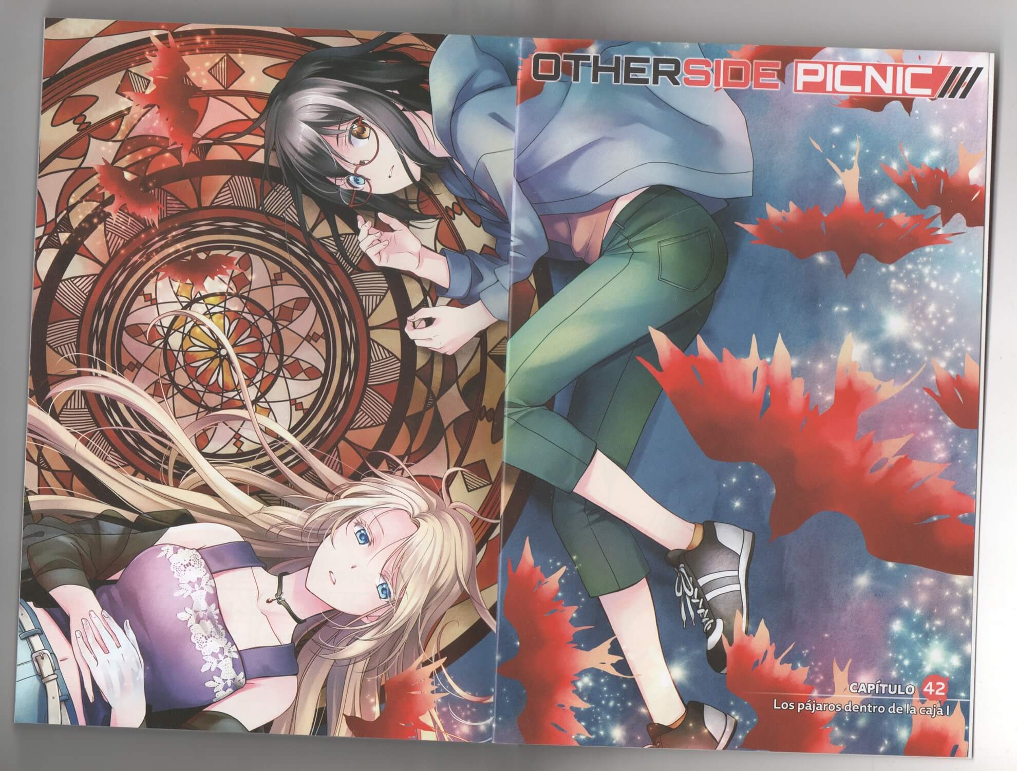 Reseña del manga Otherside Picnic n.º 8 | Este tomo trae una doble página a color muy bonita.